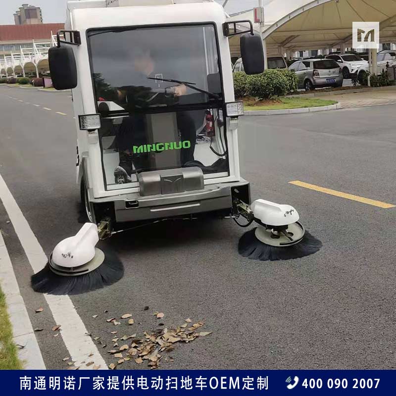 江蘇大型掃地車廠家 明諾電動(dòng)吸掃結(jié)合掃地車報(bào)價(jià)