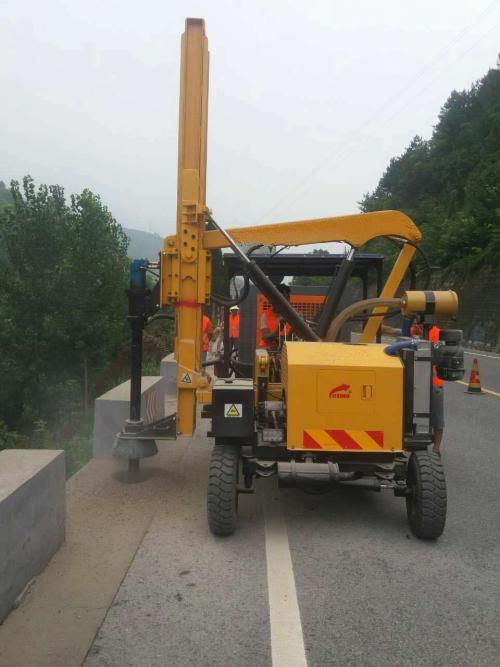山東廠家直供打拔鉆一體護(hù)欄打樁機(jī) 一機(jī)多用 品質(zhì)保證 價(jià)格優(yōu)惠