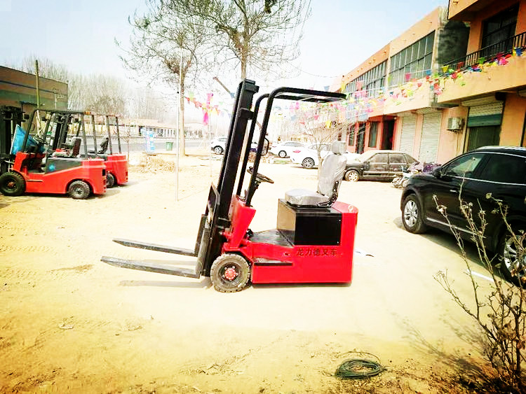 座駕式四支點(diǎn)電動(dòng)叉車 自動(dòng)擋操控簡(jiǎn)單龍力德品牌