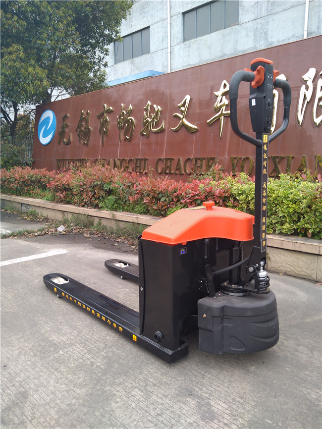 暢馳：全自動電動堆高叉車