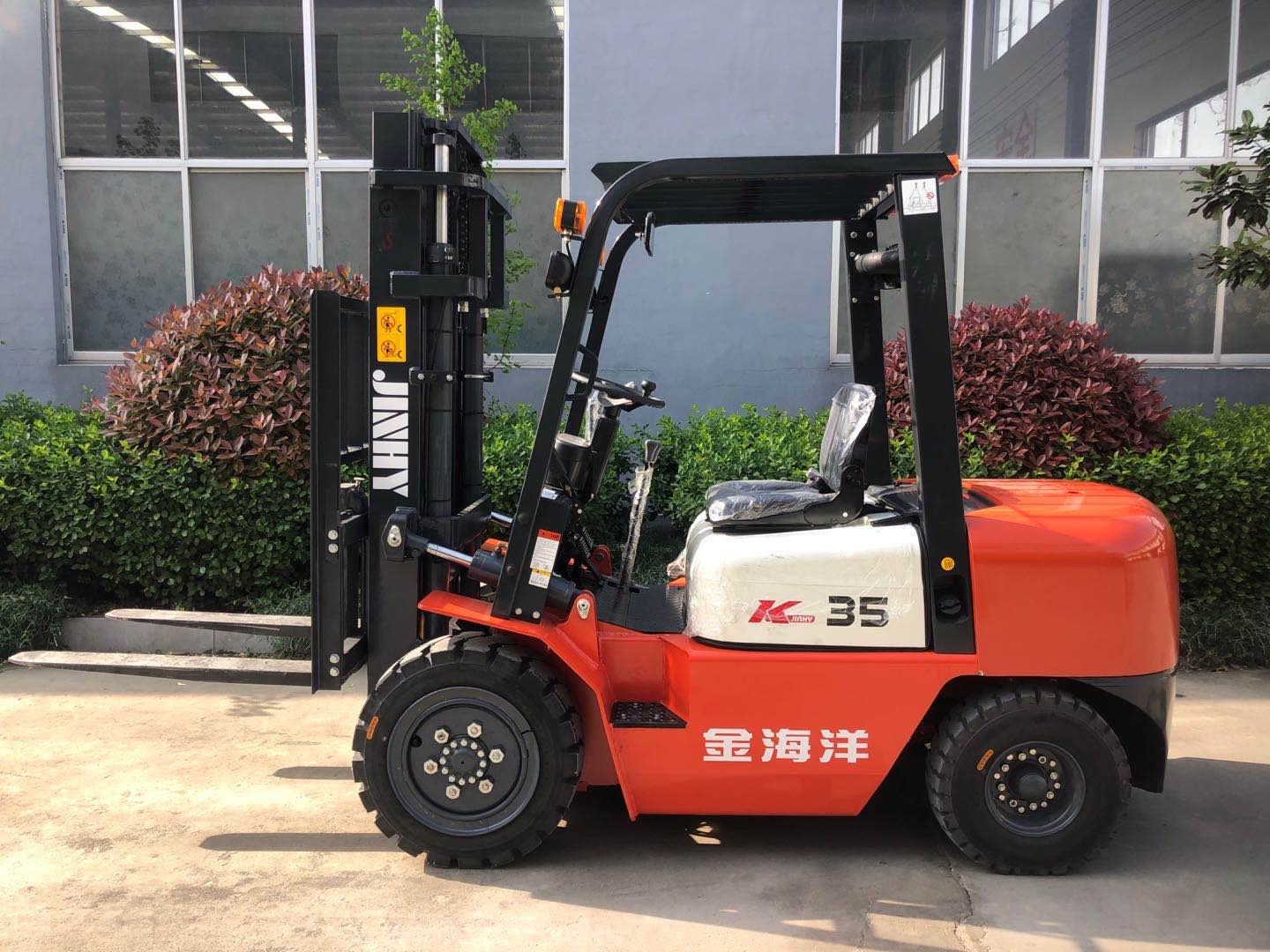 物流倉儲搬運車 3.5噸內(nèi)燃式叉車 四輪座駕式柴油物料搬運車