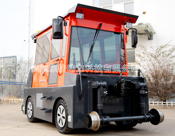 東鐵動(dòng)力：QY300噸公鐵兩用牽引車
