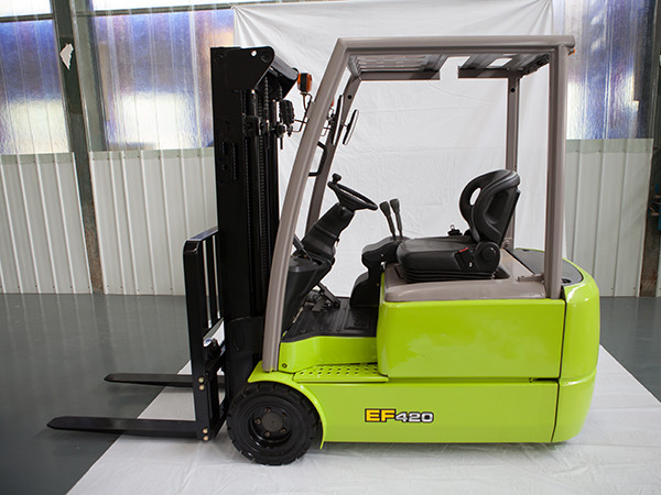 恒基 三支點(diǎn)電動(dòng)叉車(chē)