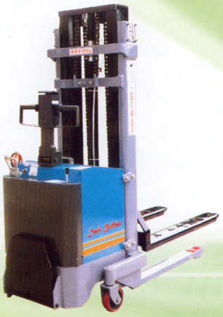 東莞順昌1.5噸全電動(dòng)自走式叉車(chē) SCC1500