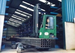 愛爾蘭康姆比(COMBILIFT)C6000內(nèi)燃插腿式叉車 C6000