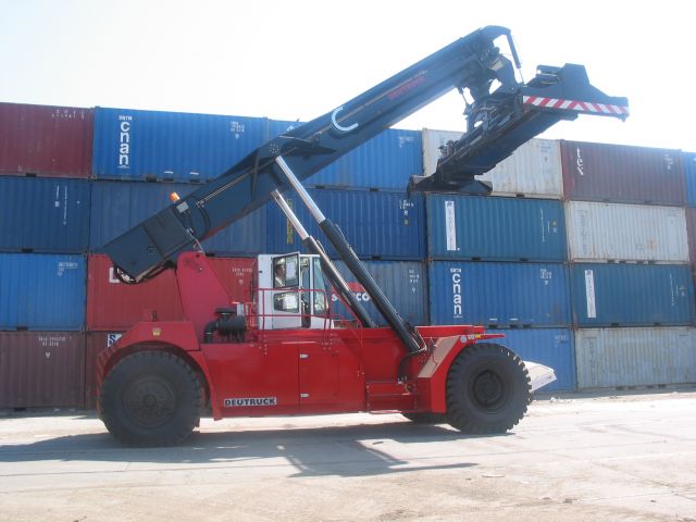 德國Deutruck內(nèi)燃集裝箱正面吊 Reach Stacker