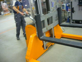 全電動(dòng)堆高車，寬腿型電動(dòng)堆高機(jī) SP15B