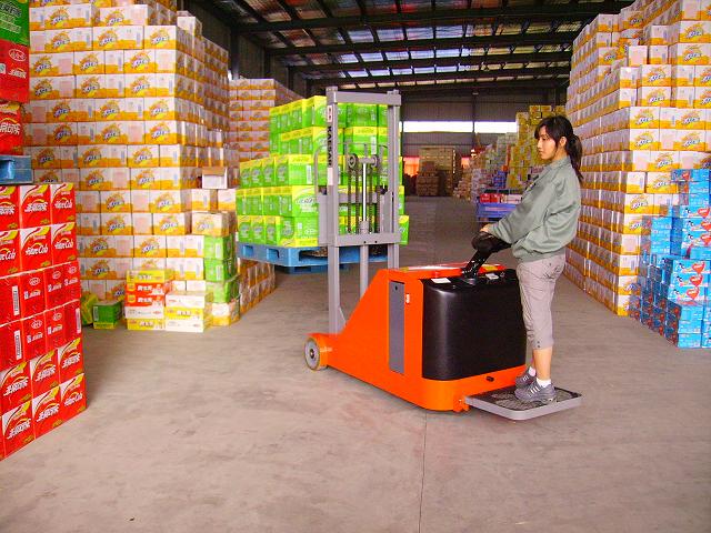 全電動(dòng)堆高機(jī)，無前叉腿配重式堆高機(jī) SD10