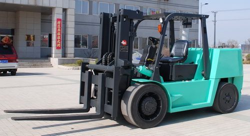 大連叉車(chē)7噸進(jìn)箱作業(yè)叉車(chē)