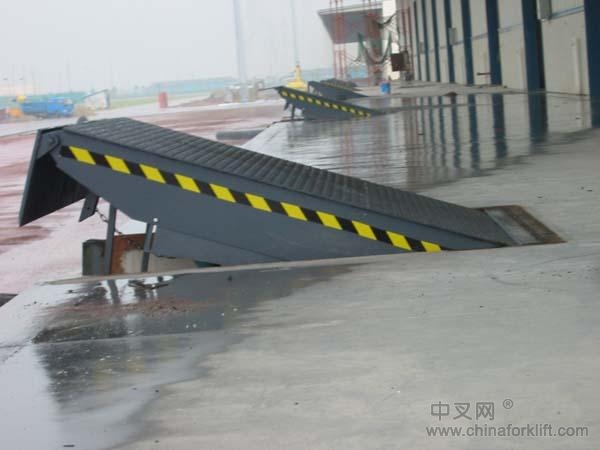 值得信賴的固定式液壓登車橋制造商︱質(zhì)量卓越價(jià)格優(yōu)惠的固定式液壓登車橋 DCQ10-0.7