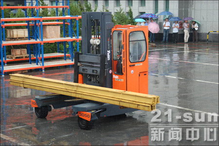 四向橫移式堆高機(jī)