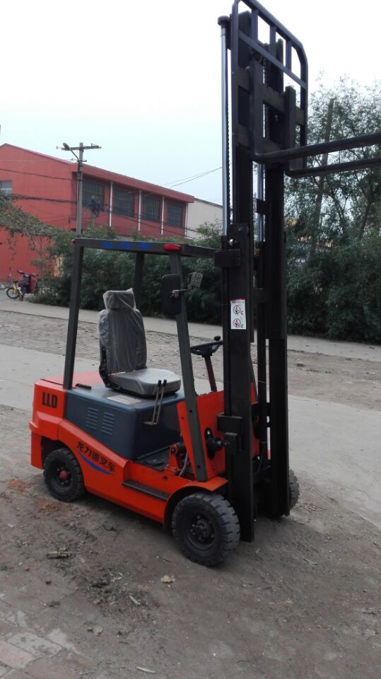 值得信賴(lài)的搬運(yùn)車(chē)專(zhuān)家 專(zhuān)業(yè)生產(chǎn) 各類(lèi)手動(dòng)電動(dòng)叉車(chē) 托盤(pán)貨架 叉車(chē)定制 LLD-15